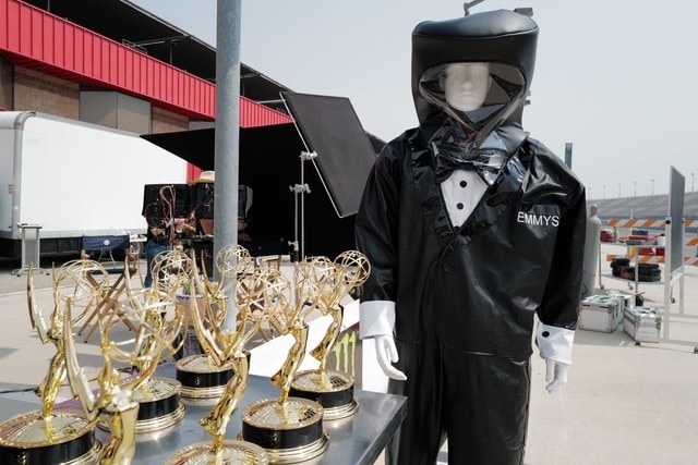 Emmy Awards 2020 kali ini digelar secara virtual, makanya pialanya diantar ke rumah bro!